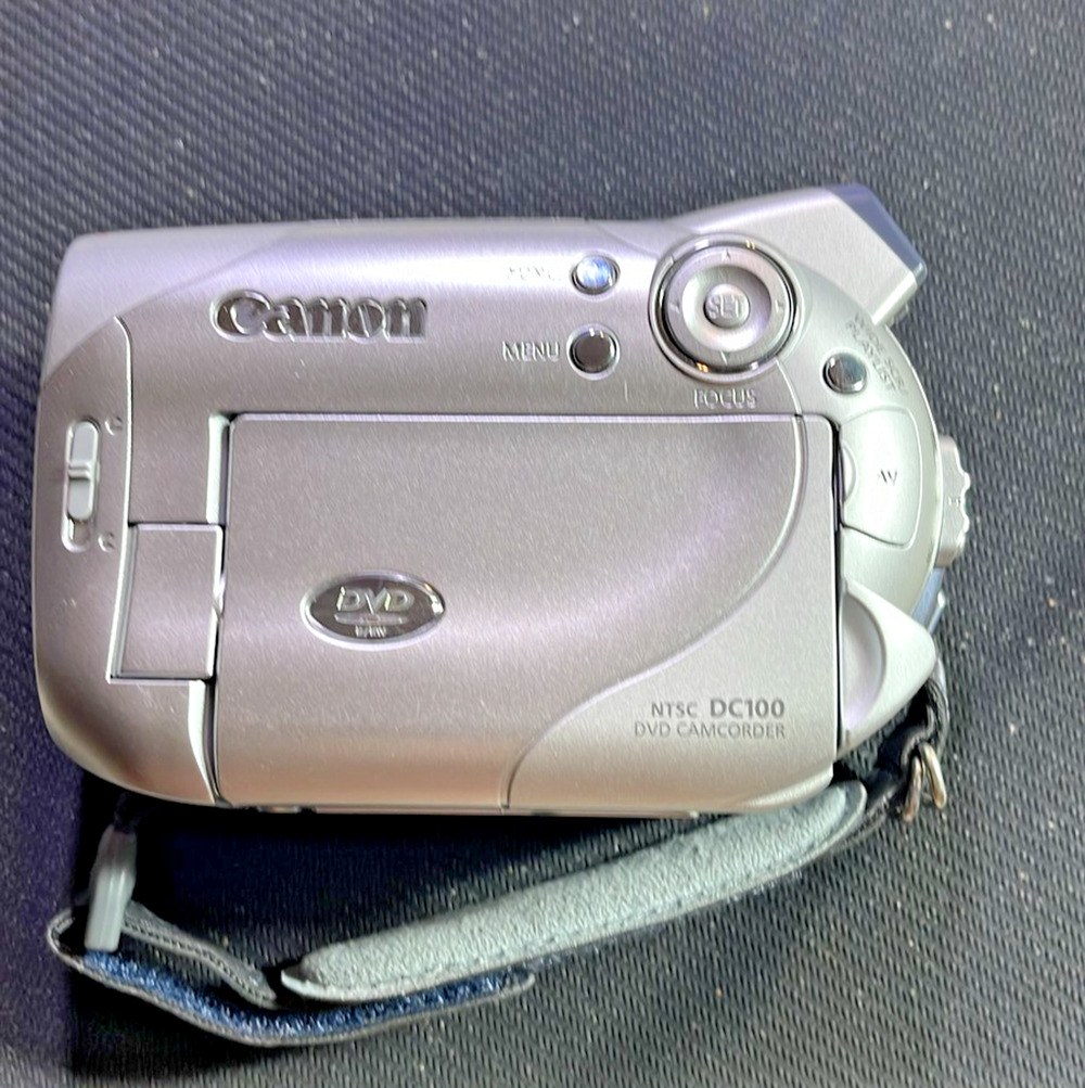 Canon DC100 DVD Camcorder 25x Optical Zoom Video Camera NTSC Case/Discs/Battery